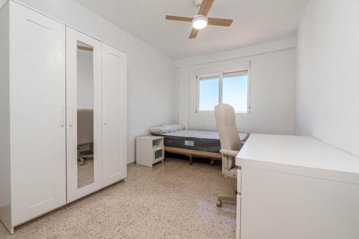 Habitación en alquiler en Granada, Alcampo photo 0