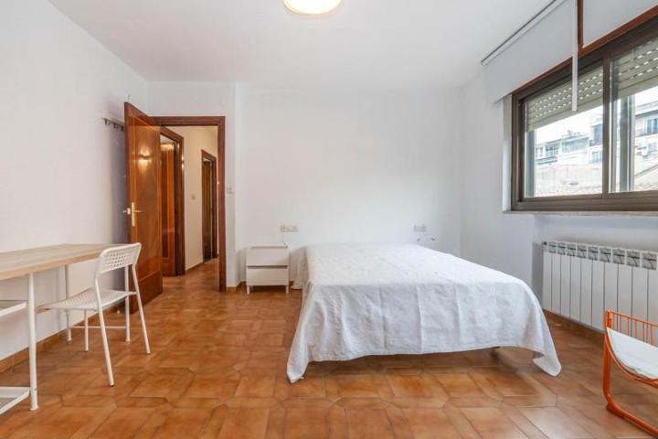 Habitación en alquiler en Granada, Constitucion photo 0
