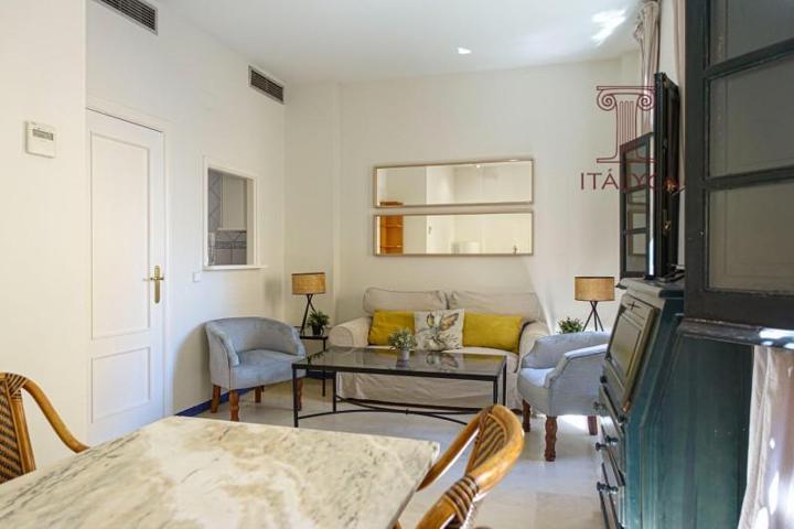 Apartamento en alquiler en Sevilla, Alameda photo 0
