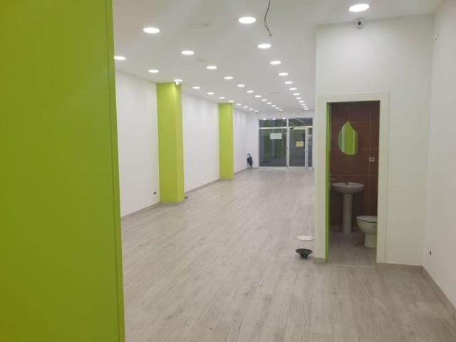 Local comercial en alquiler en Girona, Migdia Casernes photo 0