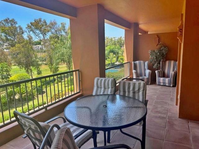 Apartamento en alquiler en Estepona, Atalaya photo 0