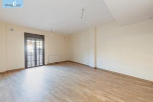 Piso en venta en Zubia, Centro photo 0