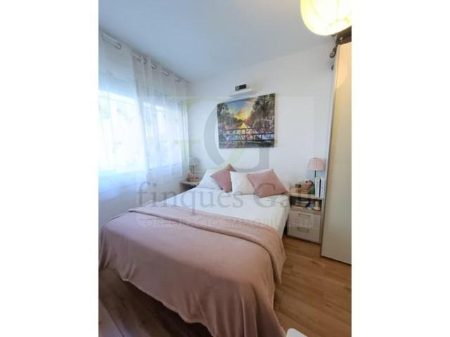 Piso en venta en Rocafort photo 0