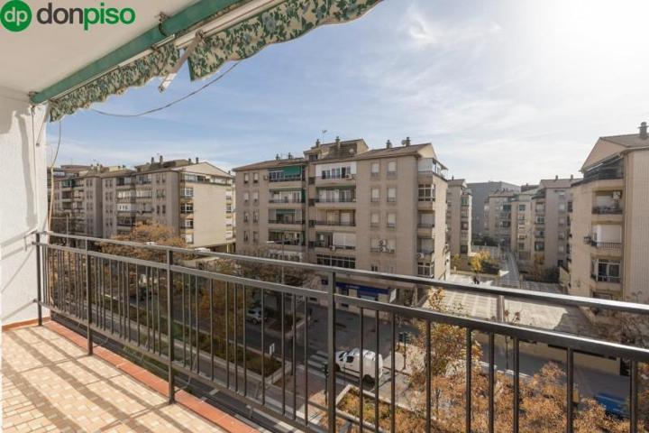 Piso en venta en Granada, La Chana photo 0