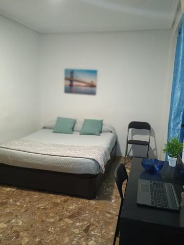 Habitación en alquiler en Valencia, Avinguda de la Malva-Rosa, 46011 photo 0