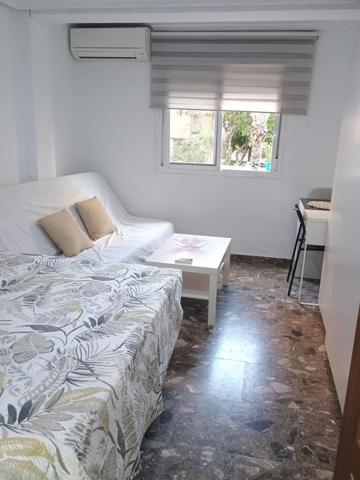 Habitación en alquiler en Valencia, Avinguda de la Malva-Rosa, 46011 photo 0
