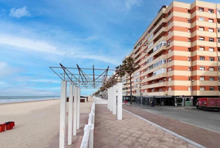 Local comercial en venta en Cádiz, Cadiz photo 0