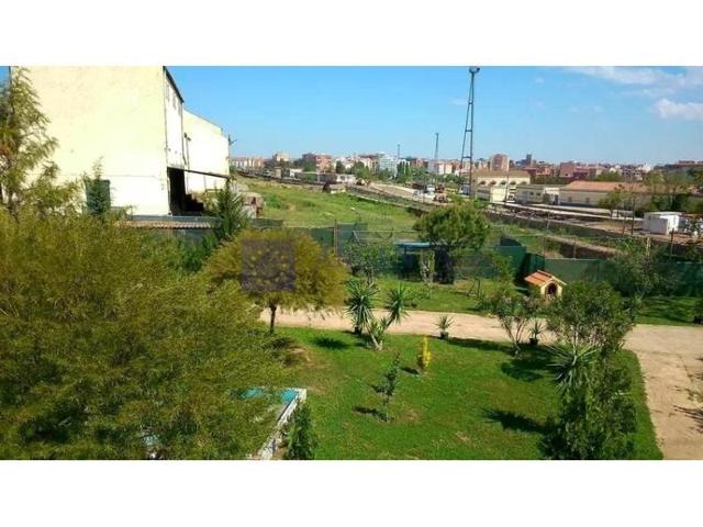 Casa con terreno en venta en Cáceres photo 0