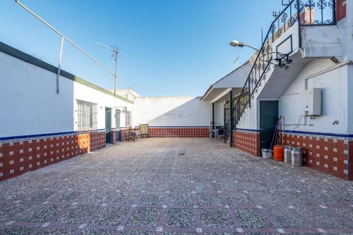 Adosada en venta en Brenes, Brenes photo 0