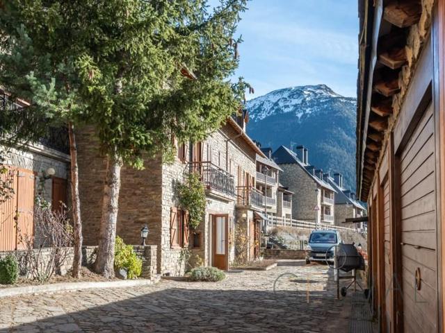 Casa en venta en Vielha e Mijaran photo 0