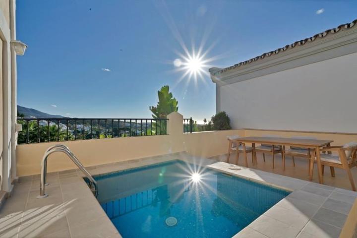 Adosada en venta en Marbella, Costa del Sol Occidental-Área de Marbella photo 0