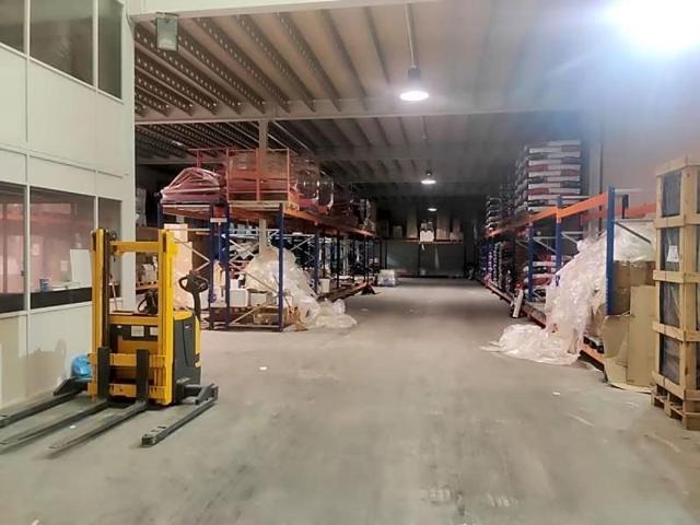 Nave industrial en alquiler en Los Corrales de Buelna photo 0