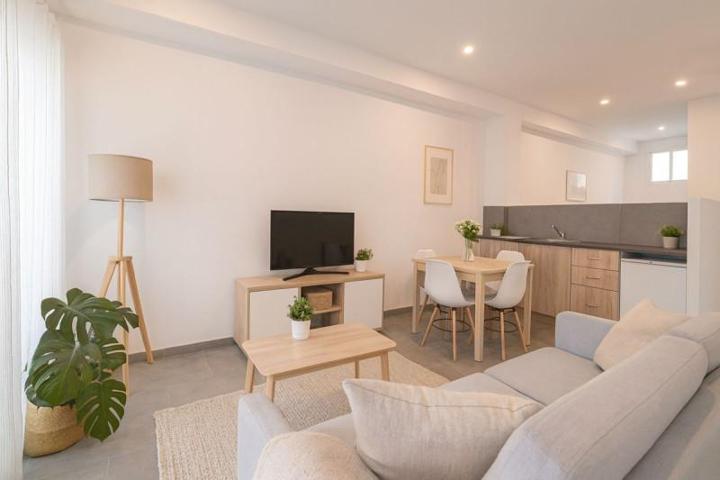 Apartamento en venta en Torremolinos, La Carihuela photo 0