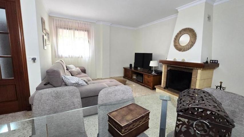 Adosada en venta en La Línea de la Concepción, Plaza de toros photo 0