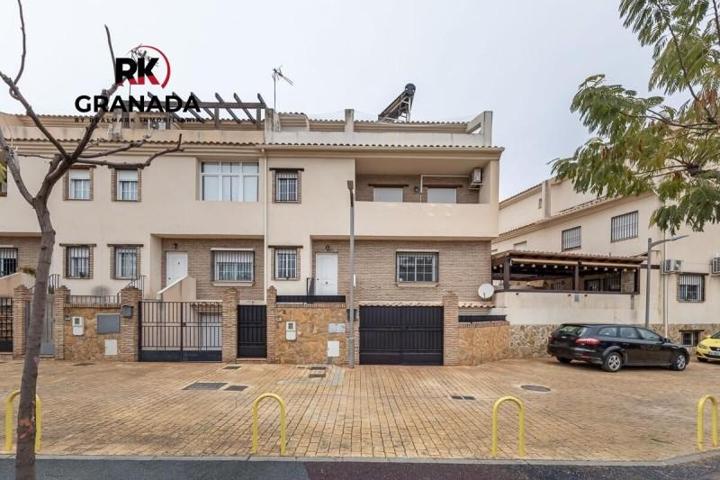 Adosada en venta en Churriana de la Vega, San Cayetano photo 0