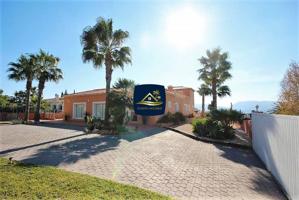 Impresionante Villa con Parcela Amplia y Oportunidad de Negocio en Montgó, Jávea photo 0