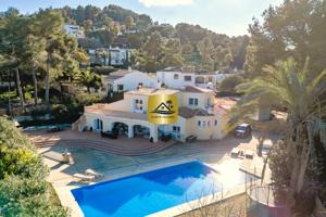 VILLA ADSUBIA JAVEA - EXCLUSIVA CON AMPLIA PARCELA, VISTAS A LA NATURALEZA Y CASA PARA INVITADOS photo 0