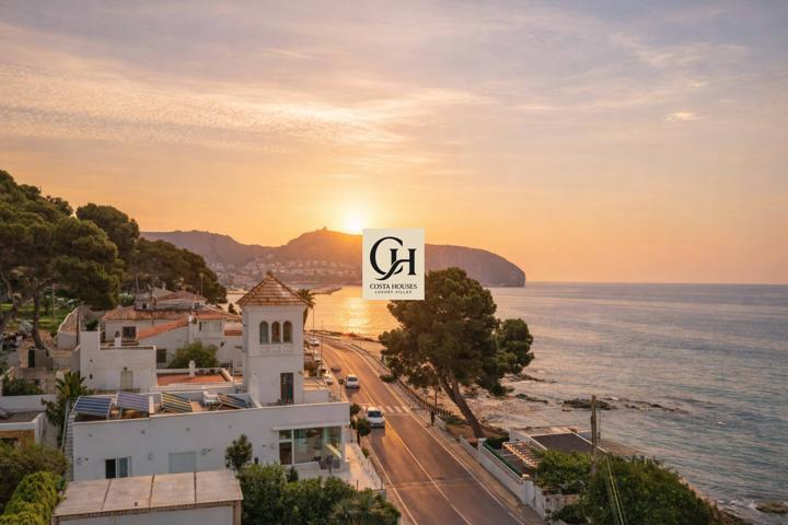 DESCUBRE VILLA TORRE, UNA VILLA SINGULAR EN PRIMERA LÍNEA DE PLAYA EN MORAIRA photo 0