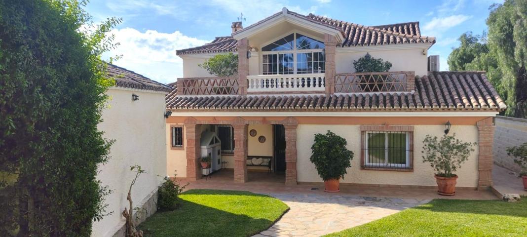 Encantador Chalet de 2 Plantas con Amplios Espacios y Terrazas photo 0