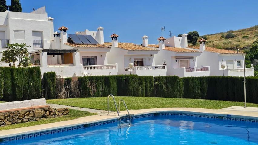Encantadora casa adosada en venta en Estepona photo 0
