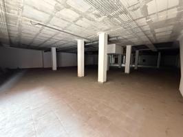 Local comercial muy amplio a dos calles photo 0