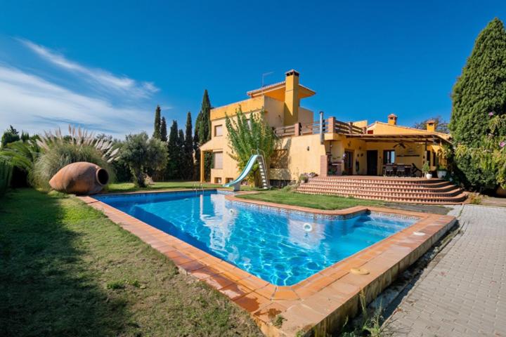 Gran chalet en Alhendín con 7 dormitorios, piscina y pista de tenis. Ideal como inversión para alquiler rural photo 0