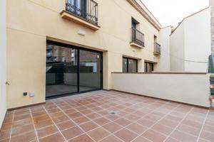 Casa de obra nueva con patio y acabados de alta calidad en Barberà del Vallès photo 0