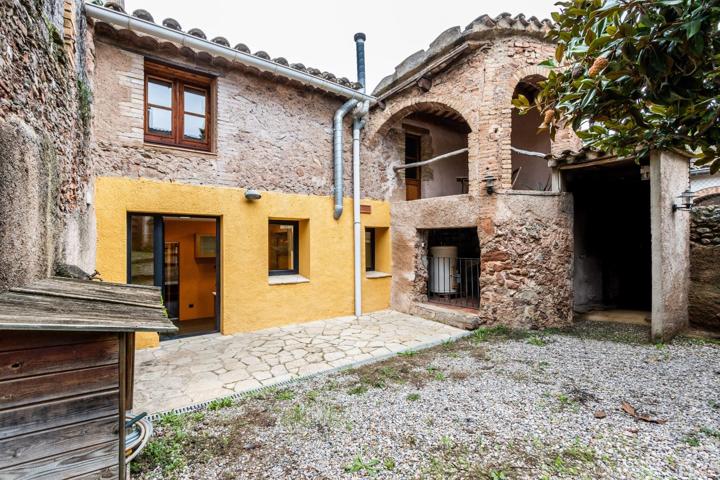 ESPECTACULAR CASA REFORMADA ESTIL RUSTIC AMB PATI I GARATGE photo 0