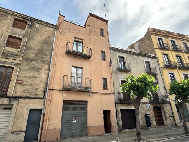 VENTA DE EDIFICIO RÚSTICO CON LOCAL Y DOS VIVIENDAS CON TERRAZAS EN EL CENTRO DE LA BISBAL D'EMPORDÀ photo 0