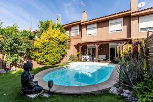 CASA ADOSADA CON PISCINA PRIVADA Y PARKING photo 0