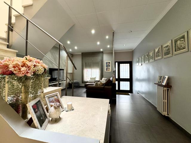 ¡Vive en la Creu Alta! Casa de 163 m² con patio, parking y eficiencia energética photo 0