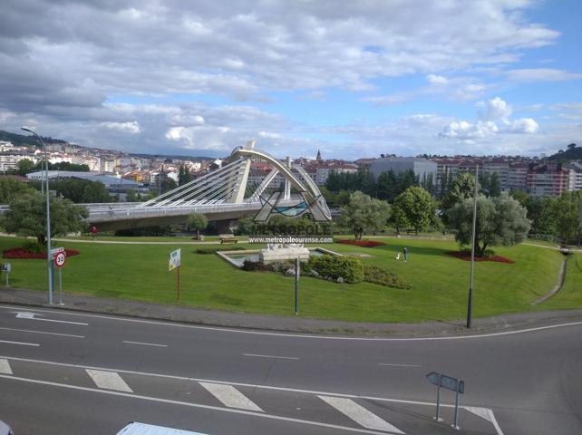 Edificio al lado del puente del Milenio photo 0