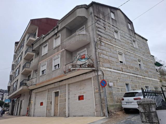Edificio de 2 plantas + bajocubierta y local para reformar en A Valenza photo 0