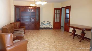 Piso cerca de la Residencia con plaza de garaje para dos coches photo 0