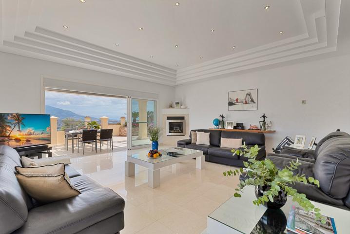 Exclusiva villa con espectaculares vistas panorámicas al mar y la montaña photo 0