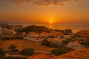 Tu ático soñado en Fuengirola te espera con vistas al mar y a la montaña photo 0
