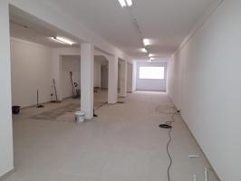 Gran local comercial de 275m2 con patio en la Eixample photo 0