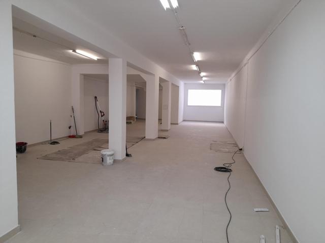 Gran local comercial de 275m² con patio en la Eixample photo 0