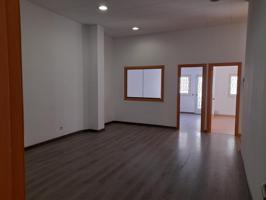 Local comercial en venta de unos 135m2 con patio grande en Mataró photo 0