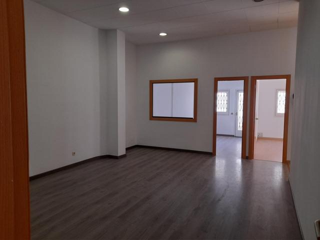 Local comercial en venta de unos 135m2 con patio grande en Mataró photo 0