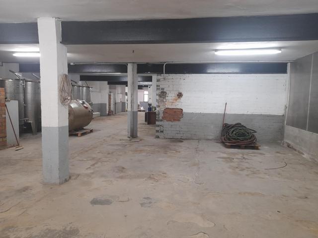 Gran local de más de 400m² con 2 VADOS en Mataró - Escorxador photo 0