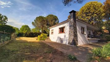 Casa luminosa con jardín y porche en zona residencial situada en la urbanización de Sant Julià d'Alfou photo 0