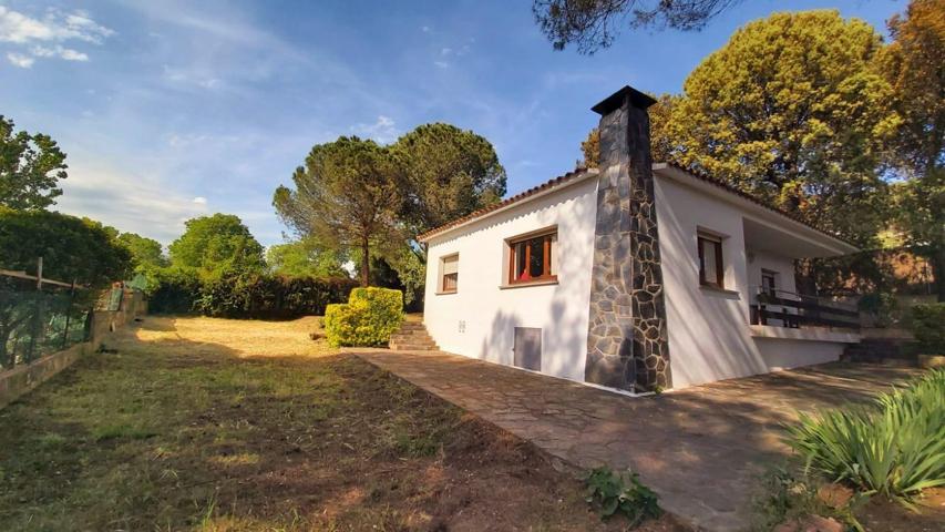Casa luminosa con jardín y porche en zona residencial situada en la urbanización de Sant Julià d'Alfou photo 0