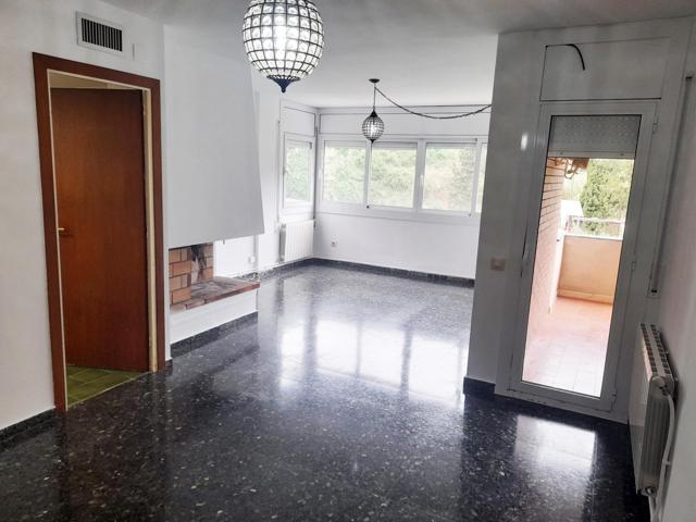 Gran piso de 4 hab. con terraza y parking incluido en el Centro de Caldetes. Zona comunitaria con pista de tenis, piscina y parque infantil. photo 0