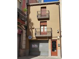 Salón comedor con luz natural, ventilador de techo, suelo de baldosas. Habitación con alfombra. Lavabo con suelo de baldosas. Pasillo con luz natural, suelo de baldosas. Exterior del edificio con toldo, suelo de madera