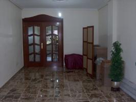 Piso con 4 dormitorios y garaje en Ensanche. photo 0