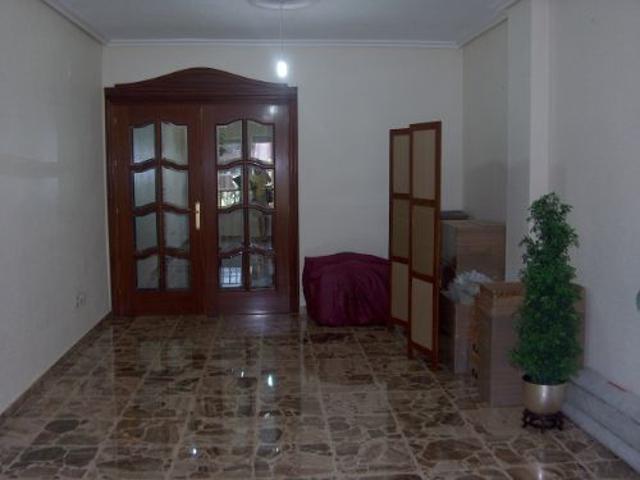 Piso con 4 dormitorios y garaje en Ensanche. photo 0