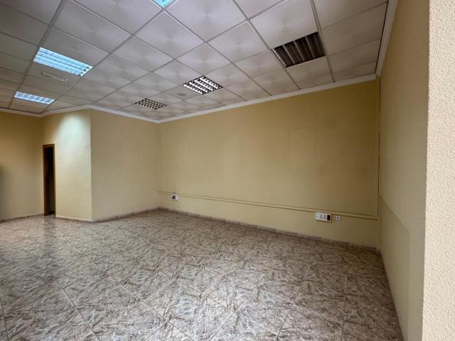 Local de 180 m2 en Barrio Peral. photo 0