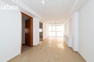 Piso a REFORMAR en la zona de Ciudad Jardin ahora 2 dormitorios antes 3!! muy luminoso. photo 0