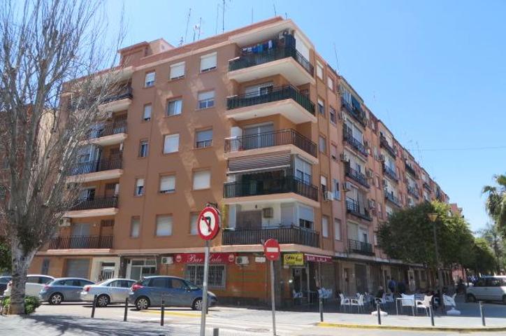 Local en venta en Xirivella de 95 m2 photo 0